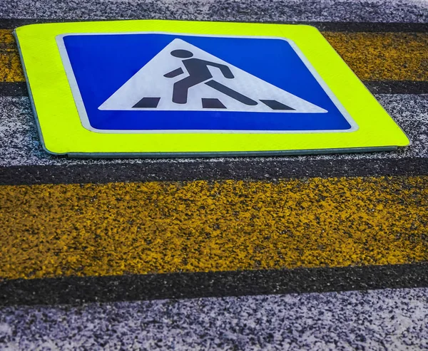 Жовті Білі Пофарбовані Лінії Металевий Знак Пішохідною Фігурою Чорній Асфальтовій — стокове фото