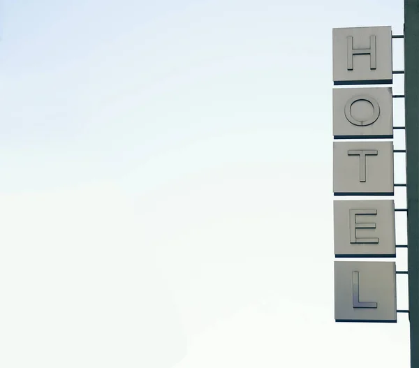 青空の下にホテルという言葉を持つネオンサイン — ストック写真