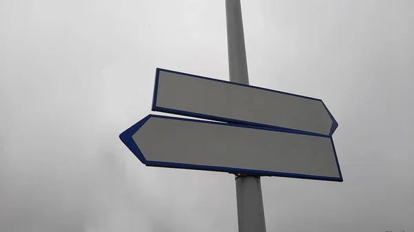 反対の方向 ビンテージ スタイルの青い空を背景に つの空白の道路標識 — ストック写真