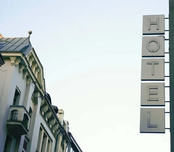 Σύμβολο Νέον Λέξη Ξενοδοχείο Κάτω Από Τον Γαλάζιο Ουρανό — Φωτογραφία Αρχείου
