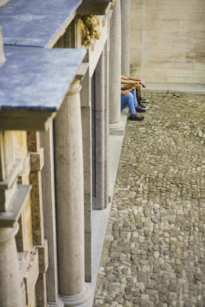 Casal Jeans Azuis Relaxando Antigo Edifício Histórico Com Colunas Sem — Fotografia de Stock