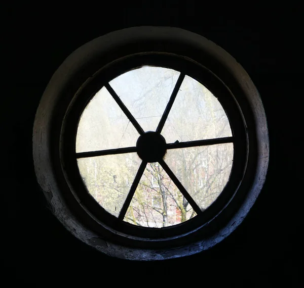 Glasscherben Alter Ovaler Oder Runder Fensterrahmen Alter Häuserhintergrund Kreisfenster Der — Stockfoto