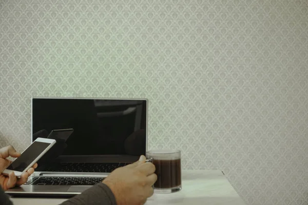 Primer Plano Del Hombre Que Utiliza Teléfono Inteligente Móvil Envío — Foto de Stock