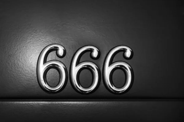 房子号六百六十六 666 浮雕在金属板 野兽的数量 魔鬼的数量 门背景的萨坦 — 图库照片