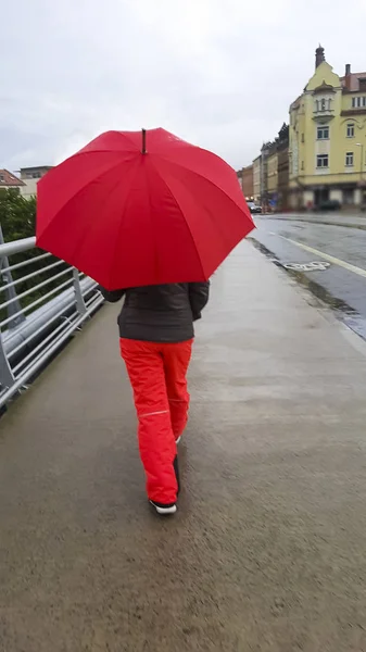 Vue Arrière Femme Avec Parapluie Rouge Marchant Dans Vieille Ville — Photo