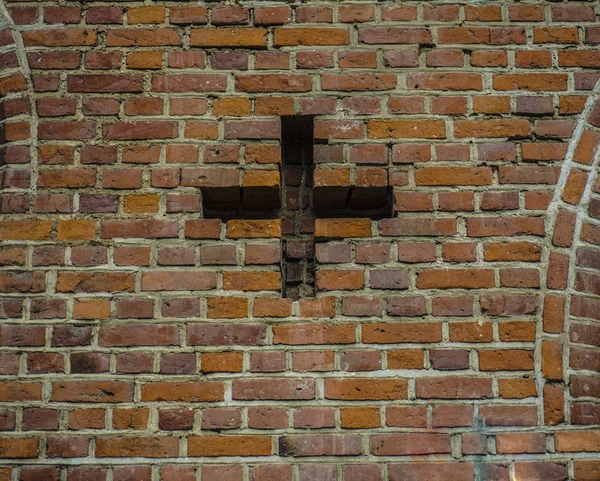 Czerwona Ściana Cegły Otworem Kształcie Krzyża Przebite Przez Nią — Zdjęcie stockowe