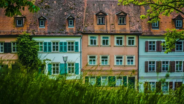 镇视图 阳光明媚的一天 夏季公园 历史建筑 欧洲旅游景点 班贝格 — 图库照片
