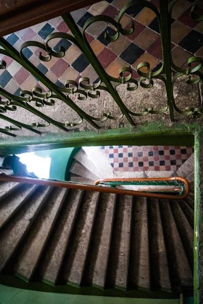 Européen Ancien Escalier Rond Vintage Dans Vieille Maison Riga Lettonie — Photo