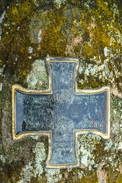 Metallkreuz Auf Grab Metallkreuz Auf Granitstein — Stockfoto