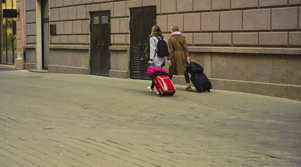 Deux Filles Marchant Sur Trottoir Avec Des Valises — Photo