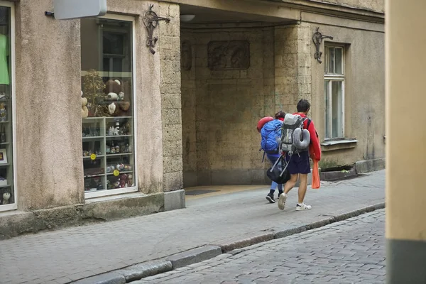 Jóvenes Viajeros Caminando Por Ciudad Europea Hombre Mujer Vacaciones Mochileros —  Fotos de Stock