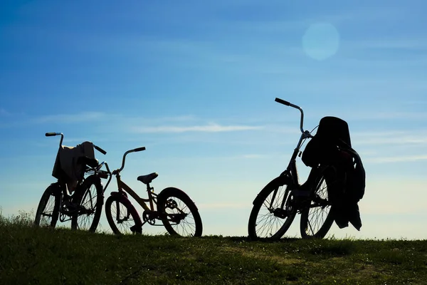 Σιλουέτα Των Ποδηλάτων Στο Ηλιοβασίλεμα Του Ουρανού Σύννεφα Ομάδα Ποδηλάτων — Φωτογραφία Αρχείου