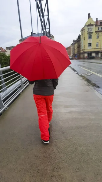Pohled Ženu Červeným Deštníkem Starém Městě — Stock fotografie