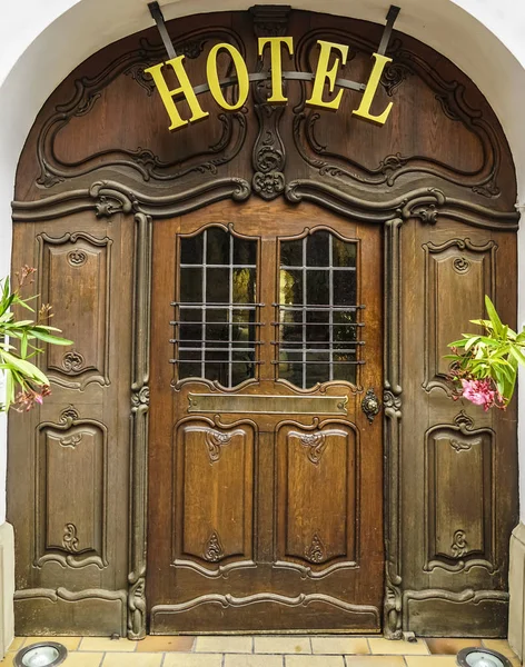 Beautiful Hotel Sign Metallic Plate Next Entrance Wooden Door — Stock Photo, Image