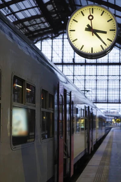 Tom Järnvägsstations Plattform Med Avgångs Tavla Och Klocka Rese Och — Stockfoto