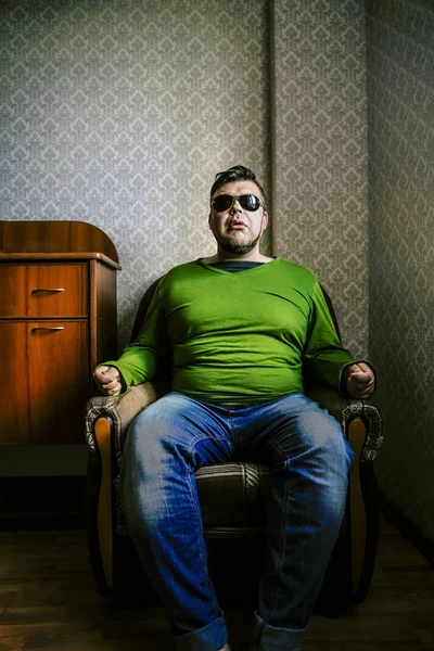 Homem Elegante Descansando Uma Cadeira Confortável Perto Janela Assistindo — Fotografia de Stock