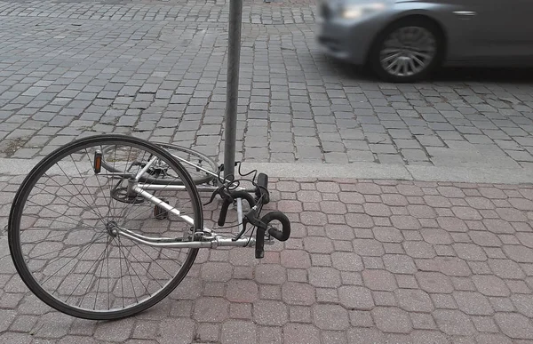 Elesett Parkolt Kerékpár Hazugság Macskaköves Kövek — Stock Fotó