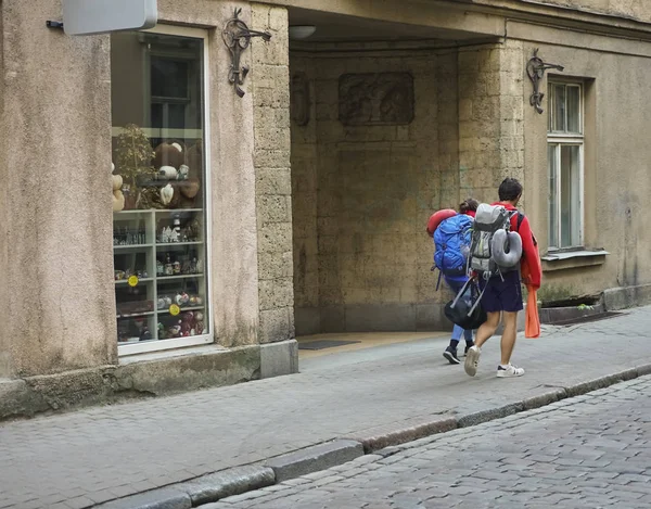 Jóvenes Viajeros Caminando Por Ciudad Europea Hombre Mujer Vacaciones Mochileros —  Fotos de Stock