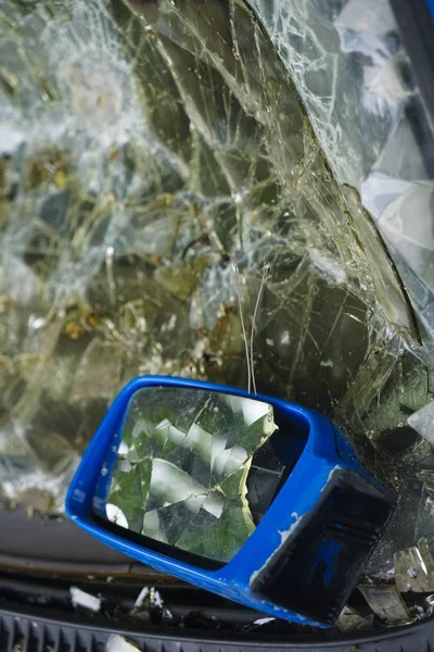 Rückspiegel Blauem Auto Geknackt — Stockfoto