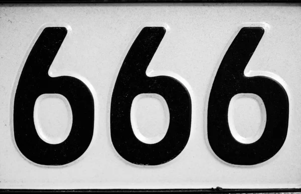 Czarna Liczba 666 Jest Odizolowana Jasnoszarej Lub Białej Ściany Metalowa — Zdjęcie stockowe