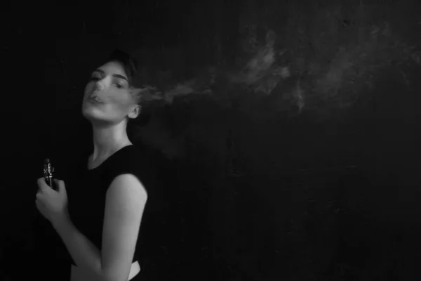 Vape Partisi Gece Kulübü Nde Çekici Mistik Makyaj Vaping Ile — Stok fotoğraf