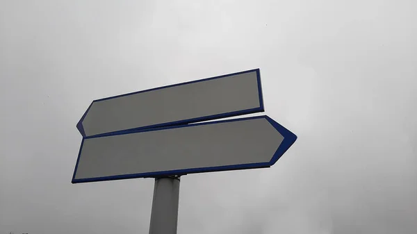 Два Пустых Дорожных Знака Указывающих Противоположных Направлениях Синий Фон Неба — стоковое фото