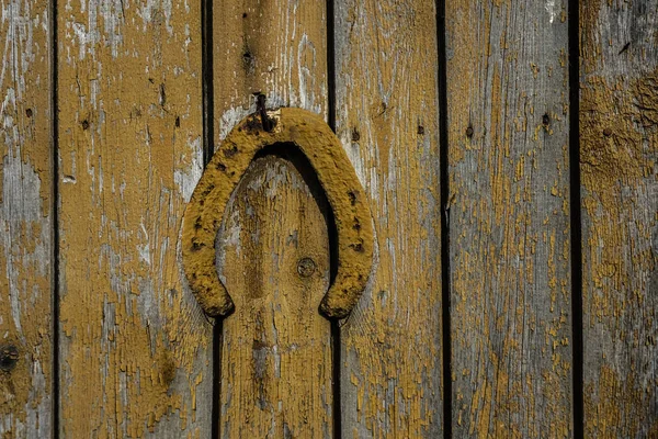 Geel Geschilderde Hoefijzer Opknoping Een Oude Houten Oppervlak Geschilderd Licht — Stockfoto