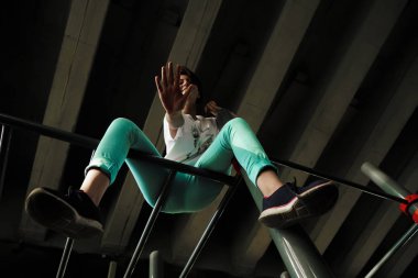 barın üstünde kız ve köprünün altından elini çeker