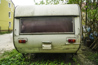 eski paslı seyahat römork (kamp römork, karavan van, karavan). Yan görünüm. Karavan Römork Ev yakınında. Yaz Tatili Yol Gezisi Seyahat Konsepti.berlin amblemi
