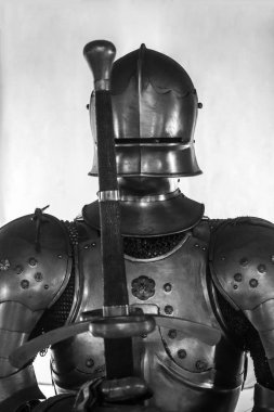 Kılıçlı şövalye. Kılıç ve kask ile güçlü ağır avcı uçağı