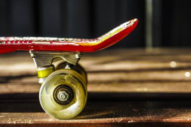Paten parkında bir kaykay tekerleği yakın. Kaykay parkında kaykay tahtası nın kapatılması