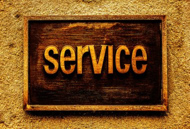 Kahverengi beton duvar arka plan üzerinde yazıt Servisi ile bilgi panosu.