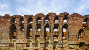 Pencereler için kemerli açıklıklar ile Antik tuğla duvar. 