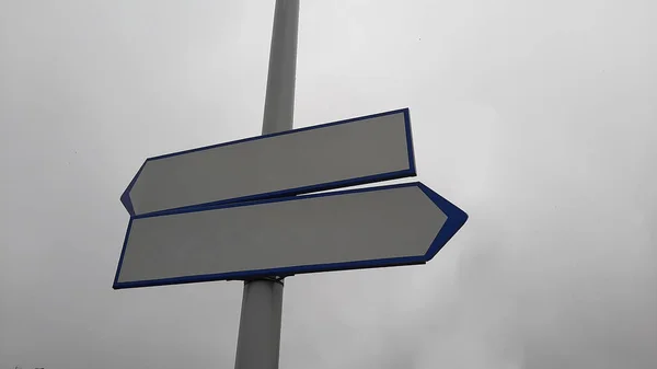 Два Пустых Дорожных Знака Указывающих Противоположных Направлениях Синий Фон Неба — стоковое фото
