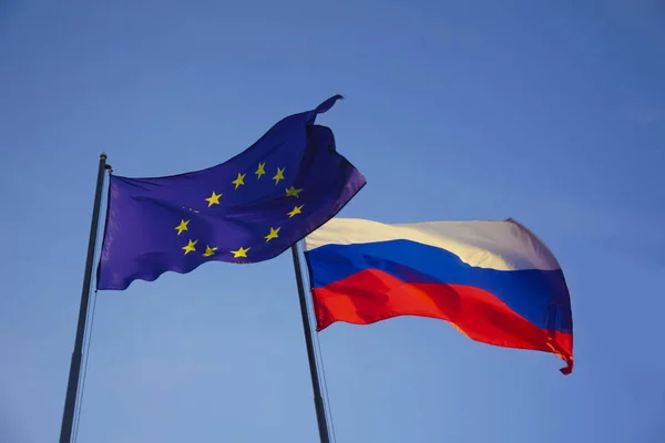 Banderas Unión Europea Rusia Sobre Fondo Del Cielo Azul —  Fotos de Stock