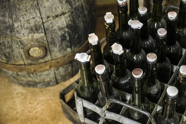 ヴィンテージ金属クレートとブドウの木製バレルの古いビール空のクリアボトル — ストック写真