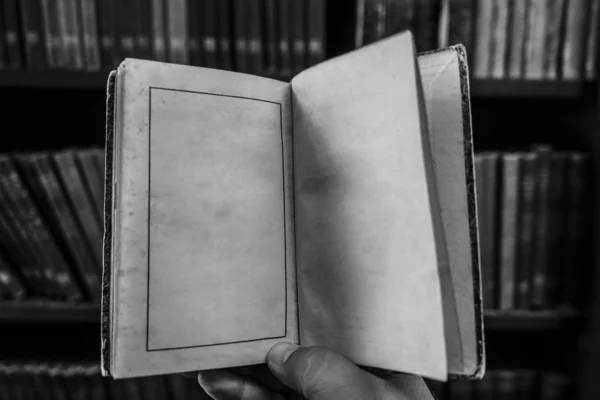 Студент Мужчина Читает Книгу Библиотеке Рука Держит Старую Винтажную Книгу — стоковое фото