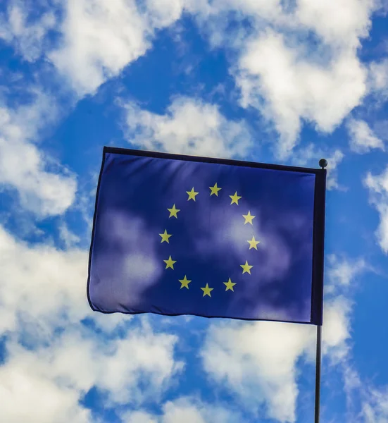 Bandera Unión Europea Ondeando Viento Sobre Asta Bandera Contra Cielo —  Fotos de Stock