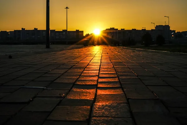 Straßenfliesen Europa Und Menschen Fuß Kopfsteinpflaster Bei Sonnenuntergang Sonnenlicht Auf — Stockfoto