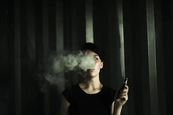 Večírek Vape Krásná Sexy Mladá Žena Okouzlující Mystickou Výpomocí Make — Stock fotografie