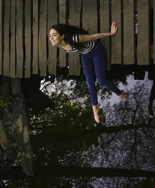 Mujer Joven Sentada Relajada Puente Madera Sobre Río —  Fotos de Stock