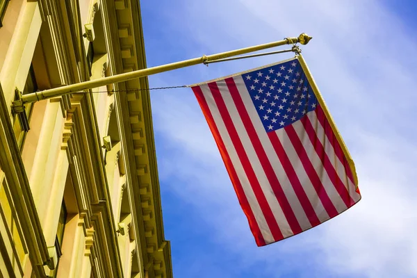  Alexandria, Virginia'da bir binaya Amerikan bayrağı asılmış.
