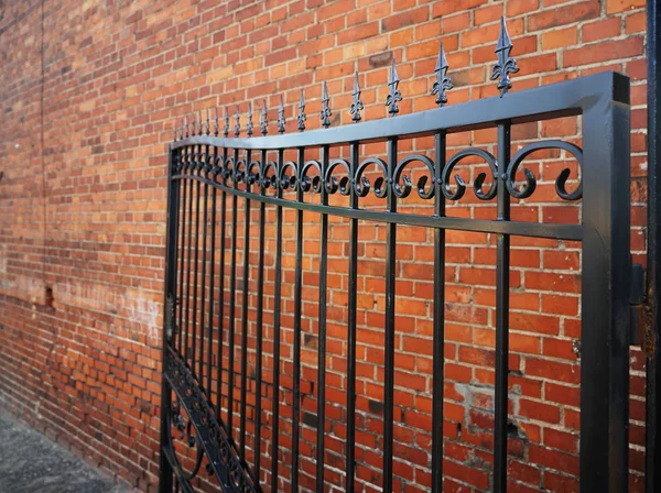 Puertas Forjadas Cerca Metal Negro Con Fondo Pared Ladrillo Rojo —  Fotos de Stock