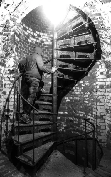 Knappe Man Zittend Stappen Bricked Gebouw Achtergrond — Stockfoto