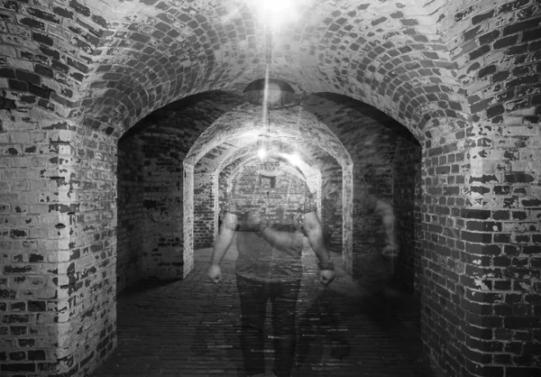 Mens Loopt Door Dark Underground Bewegingseffect Haasten Door Ruimte Weergave — Stockfoto