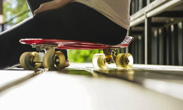 única mulher de skatista de desenho de linha andando de skate e fazendo  truque de salto