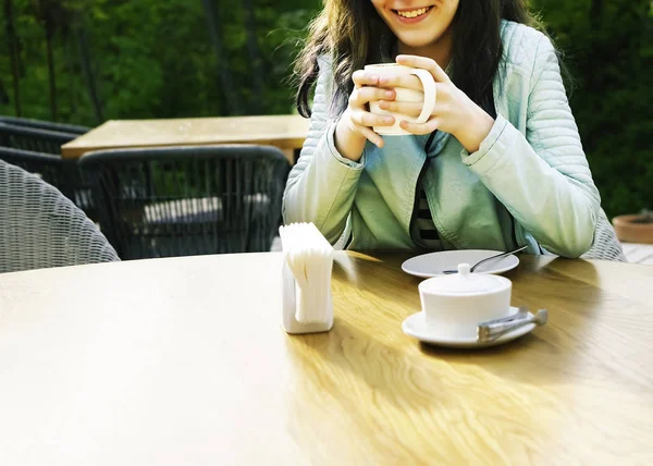 Menina Desfrutando Xícara Café Varanda Café Retrato Feliz Jovem Bebendo — Fotografia de Stock