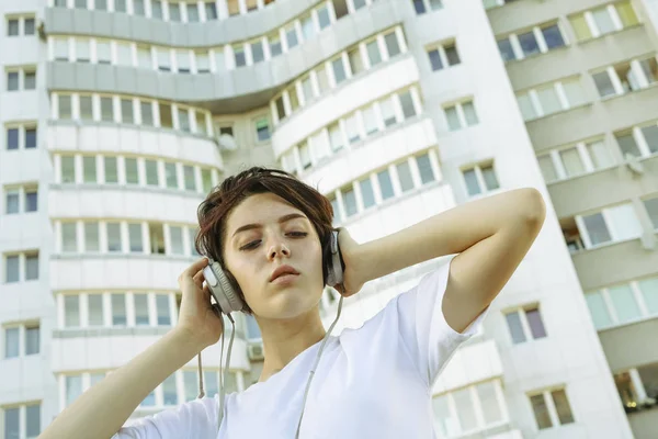 Bonito Menina Fora Ouvindo Música — Fotografia de Stock