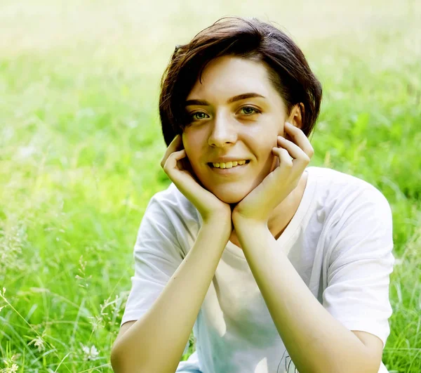 Schönes Porträt Der Nachdenklichen Jungen Kurzhaarigen Mädchen Auf Verschwommenem Grünen — Stockfoto