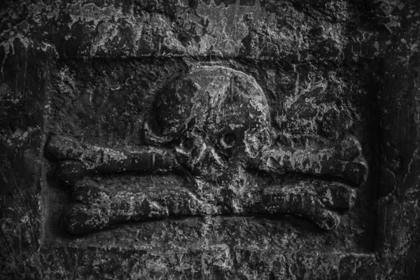 Ancião Destruiu Escultura Terrível Crânio Ossos Cruzados Crânio Mármore Esculpido — Fotografia de Stock